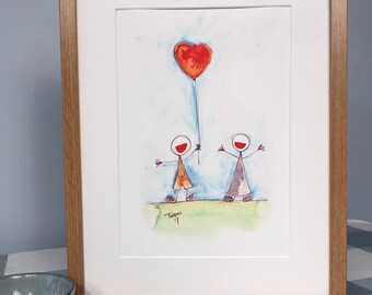 Può includere: Un dipinto ad acquerello incorniciato di due figure stilizzate che tengono un palloncino rosso a forma di cuore. Le figure sono in piedi su un'area verde erbosa. Il dipinto è firmato "Tiffani" in basso a destra.