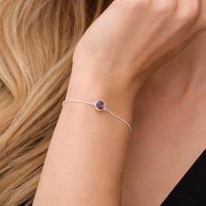 Gepersonaliseerde robijnrode armband juli geboortesteen