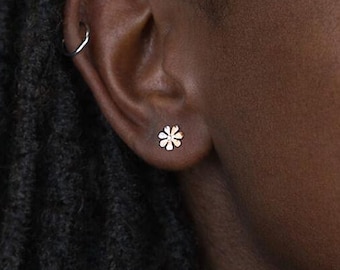 Sterling Silver Daisy Stud Earrings – 7mm