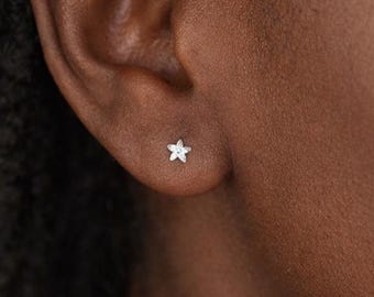 Sterling Silver Daisy Micro Stud Earrings – 4mm