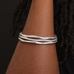 Satz von drei versilberten Wave-Edge-Armreif-Armband-Stack