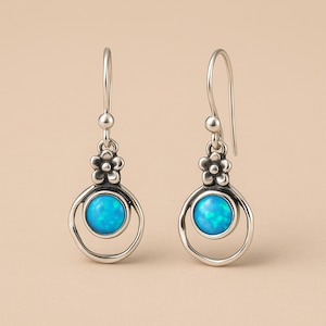 Boucles d'oreilles pendantes en argent sterling avec opale et fleur