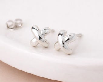 Sterling Silver Kiss Stud Earrings – 8mm