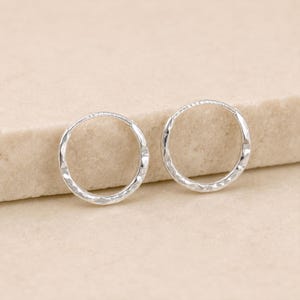 Sleeper Hoop-örhängen i hamrat sterlingsilver
