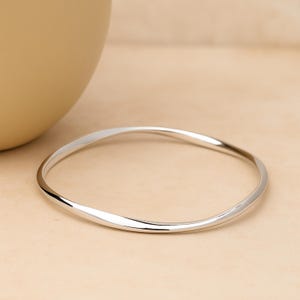 Brazalete de plata esterlina con esclava hueca y giro suave