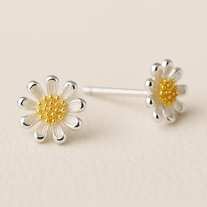 Pendientes de plata de ley con margaritas doradas