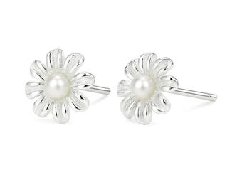 Sterling Silver Pearl Daisy Stud Earrings – 6mm