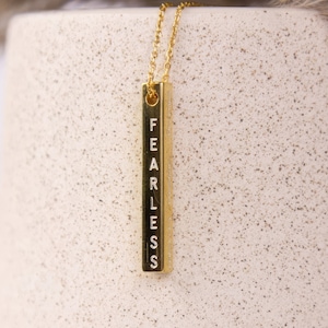 Collar personalizado con barra vertical en plata de ley bañada en oro amarillo