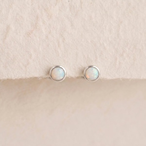 Pendientes pequeños personalizados de ópalo blanco en plata de ley.