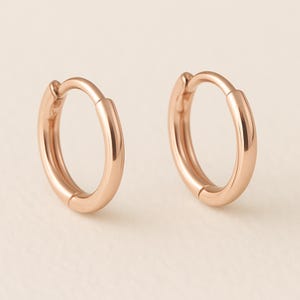Mini orecchini a cerchio Huggie Sleeper in argento sterling placcato oro rosa