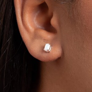 Sterling Silber White Opal Klauen Ohrstecker