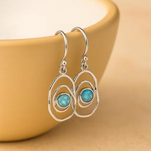 Orecchini pendenti a spirale in argento sterling fuso con opale blu