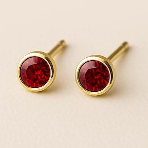 Clous d'oreilles en argent sterling plaqué or avec rubis de juillet et pierre de naissance