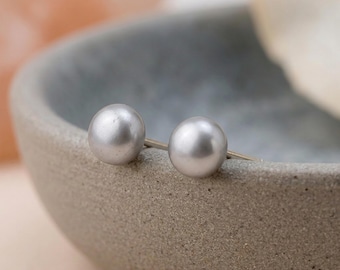 Pendientes de perlas grises de agua dulce en plata de ley.