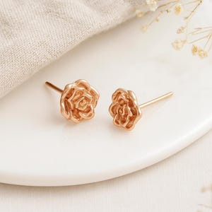 Clous d&#39;oreilles roses • Fleur de naissance en juin • Clous d&#39;oreilles en argent sterling en or rose 18 carats • Cadeau floral pour elle • Bijoux floraux délicats •