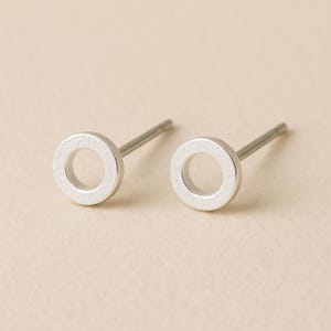 Pendientes de botón con forma de círculo Karma en plata de ley