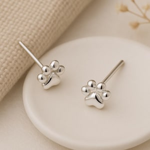 Pendientes de plata de ley con forma de huella de pata: joyas para amantes de las mascotas