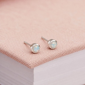 Orecchini a lobo con opale in argento sterling da 4 mm