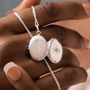 Puede incluir: Collar de plata con un medall&oacute;n y una cadena. El medall&oacute;n est&aacute; abierto y grabado con las palabras "My one and only". El otro lado del medall&oacute;n tiene una peque&ntilde;a piedra en forma de diamante.