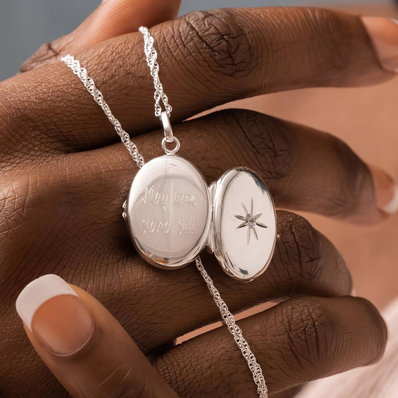 Puede incluir: Collar de plata con un medall&oacute;n y una cadena. El medall&oacute;n est&aacute; abierto y grabado con las palabras "My one and only". El otro lado del medall&oacute;n tiene una peque&ntilde;a piedra en forma de diamante.