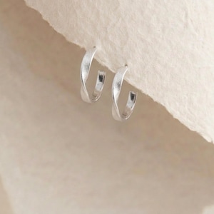 Gedrehte offene Creolen aus Sterlingsilber