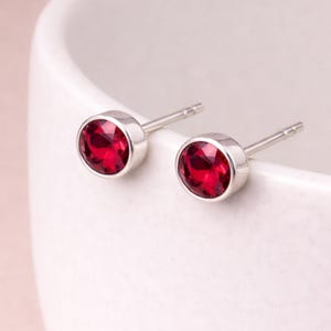 Orecchini a perno in argento sterling con pietra portafortuna di luglio, rubino - 7 mm