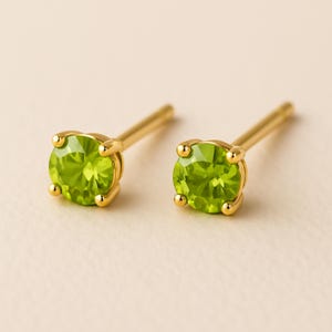 Brincos de pino com pedra de nascimento de peridoto de agosto em ouro maciço de 9 quilates