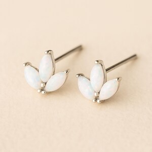 Boucles d'oreilles en argent sterling avec lotus et opale blanche