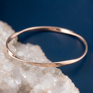 Pulsera rígida Soft Twist en plata de ley chapada en oro rosa