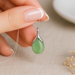 Collier Vintage Goutte En Jade Vert Sur Chaîne Maille Dorée - Nouveau Ancien Stock