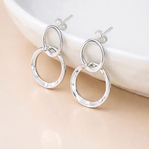 Pendientes de aro martillados con eslabones de plata de ley