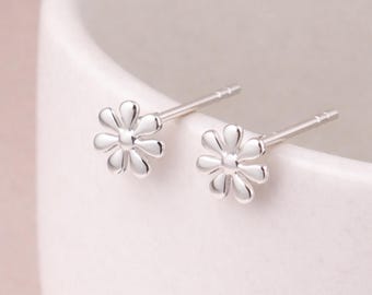 Sterling Silver Daisy Stud Earrings – 7mm