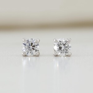 Mini puces d'oreilles en argent sterling avec diamants Moissanite