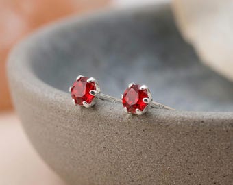 Pendientes pequeños de rubí en plata de ley