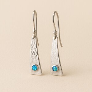 Boucles d'oreilles pendantes en argent sterling avec halo d'opale bleue