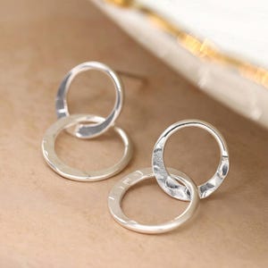 Bewegliche verbundene Creolen aus Sterlingsilber
