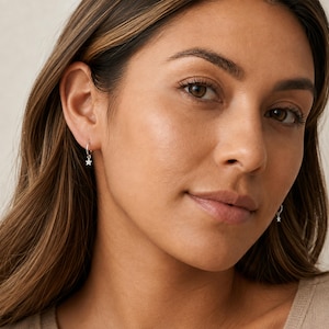 Orecchini a cerchio con ciondolo a stella in argento sterling