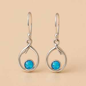 Boucles d'oreilles pendantes en argent sterling avec opale de feu bleue