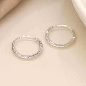 Boucles d'oreilles dormeuses en argent sterling martelées