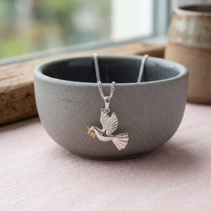 Colgante personalizado con forma de paloma de la paz en plata de ley y oro.