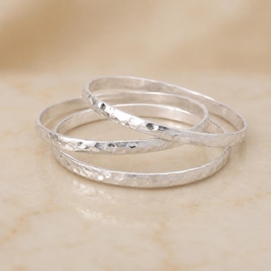 Dreifach gehämmertes Armreif-Set mit Sterlingsilber-Plattierung