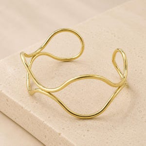 Brazalete tipo puño ondulado de alambre chapado en oro