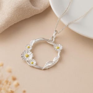 Daisy Wreath Pendant: Sterling Silver & 18ct Gold Floral Necklace
