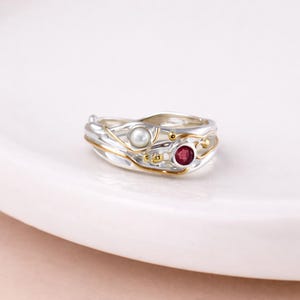 Anillo de compromiso de plata de ley fundida con rubí y perla