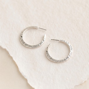 Grote, gehamerde, open oorringen met sterling zilveren plating.