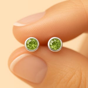Brincos de pino de prata esterlina com pedra de nascimento de peridoto de agosto