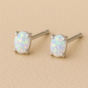 Clous d'oreilles ovales en argent sterling avec opale blanche