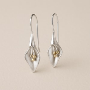 Brincos de gota em prata esterlina derretida com flor de lírio-de-calla