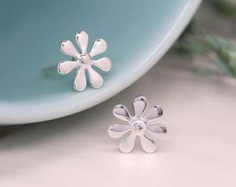 Sterling Silver Daisy Stud Earrings – 7mm