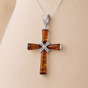 パーソナライズされたスターリングシルバーのバルト海産琥珀クロス 